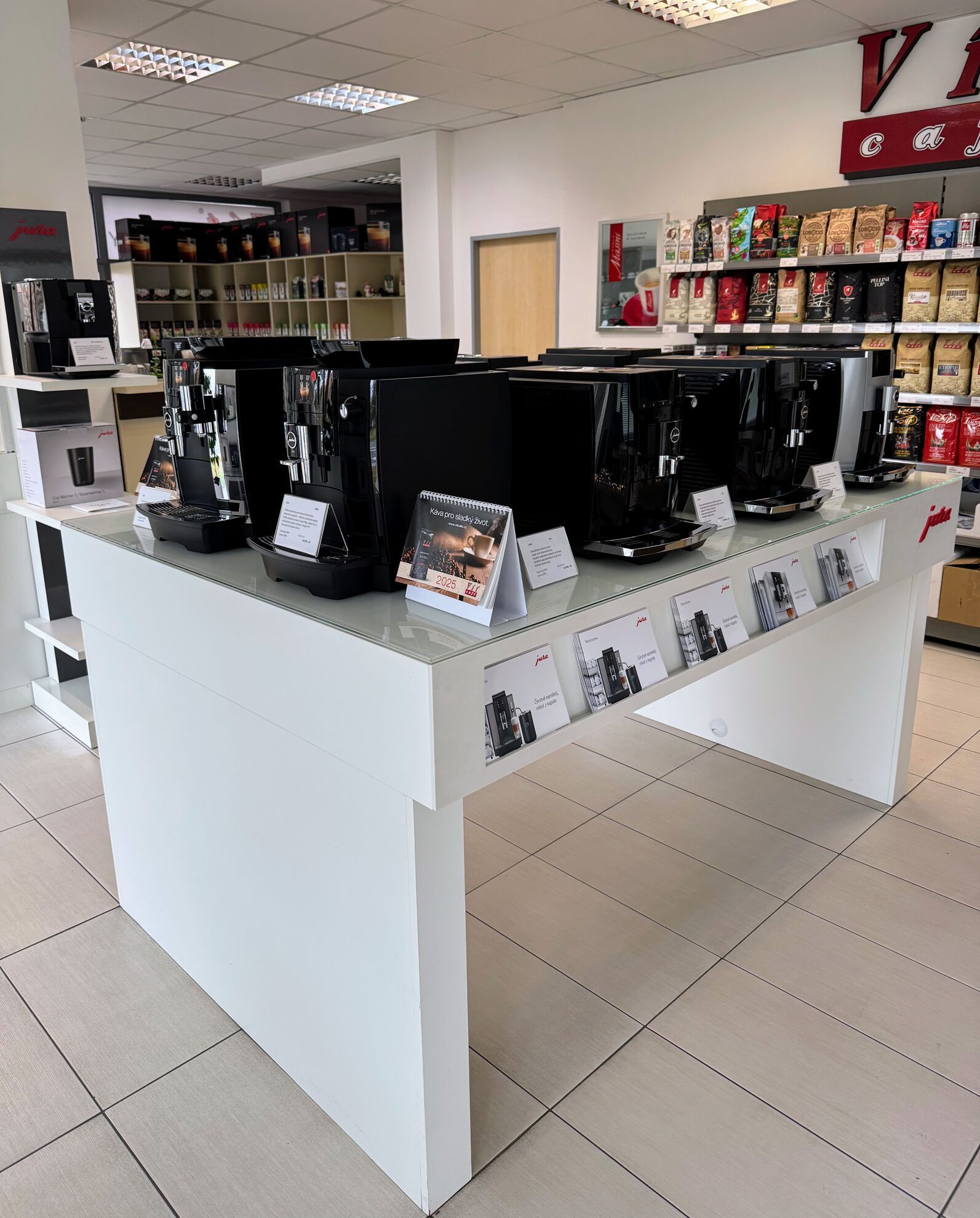 Interiér prodejny Vítcafé ve Zlíně s nabídkou kávy a kávovarů JURA